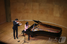 파리의 밤을 물들인 손열음과 스베틀린 루세브의 ‘Love Music’