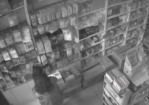 불 꺼진 약국서 약 쓸어 담았다…매일 20분 일찍 출근, 성실맨의 뒷모습