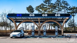 친환경 가치 더한다…전기차 충전소 워터, 목재 캐노피 도입