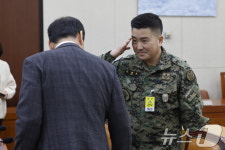 거수경례하는 김현태 707특임단장