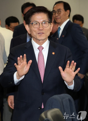 이재명 vs 김문수, 대선 후보 지지율 격차 한 자릿수로 좁혀져