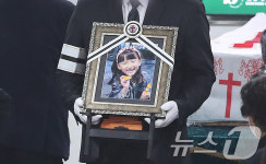 경찰관 투입 속 다시 열린 하늘양 초등학교…교사 신상공개 검토(종합)