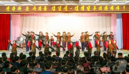 北동평양화력발전소에서 경제 선동 활동 중인 강반석혁명학원 학생들