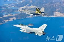 KF-16과 시험비행 하는 KF-21