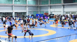 인제다목적체육관에 모인 레슬링 선수들