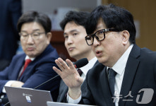 주제 발표하는 신율 명지대 교수