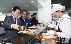 현대차 아산공장 구내식당 찾은 李