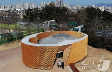 리모델링 마친 대구 수성못 공중화장실