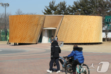 [뉴스1 PICK]리모델링 비용 9억 대구 수성못 공중화장실