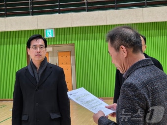 양양군수 주민소환 사전투표소 점검하는 김민재 차관보