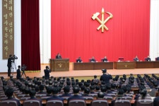 北 노동당 본부청사 회의실에도 인민을 위하여 복무 구호 포착