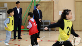 누가 동행해주나 늘봄 대면인계…학부모도 학교도 고심