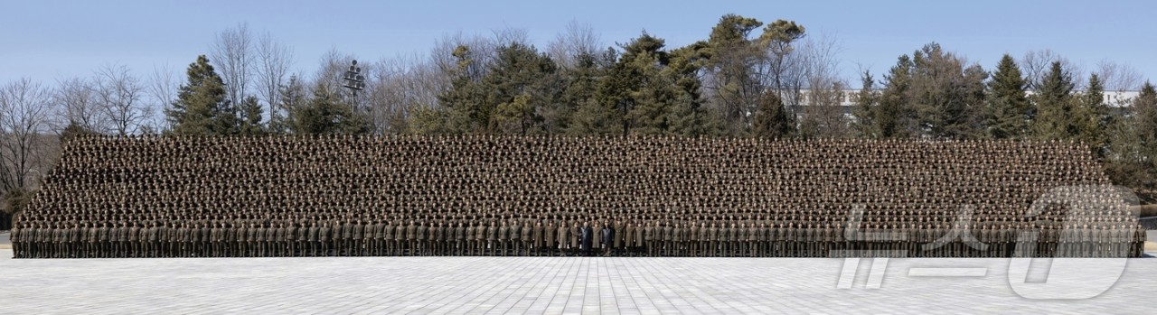 김정은, 김일성정치대학 방문 중 사상 없는 무장은 쇠붙이에 불과 강조, 군의 사상 무장과 군사 기술력 주문.