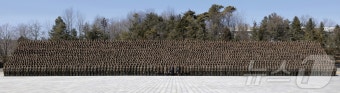 김정은, 김일성정치대학 방문 중 사상 없는 무장은 쇠붙이에 불과 강조, 군의 사상 무장과 군사 기술력 주문.