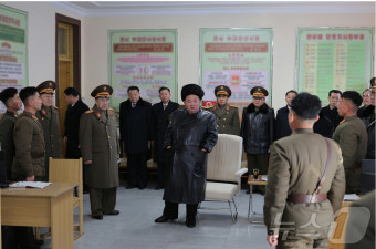 김일성정치대 방문 김정은, 교육정보종합조종실 등 참관