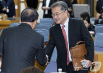 윤재옥 의원과 악수하는 조셉 윤 주한미국대사대리