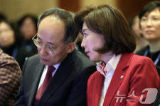 대화 나누는 추경호·나경원