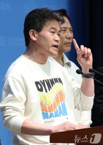 국회 기자회견장에 선 전한길 '헌재, 尹 탄핵 각하 촉구'