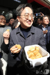 서문시장 국화빵 맛보는 김동연 지사