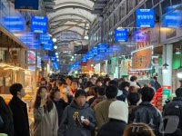 흐리지만 연휴는 못참지…강릉 전통시장 몰린 식도락객 맛집 도장깨자