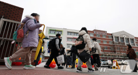 등교하는 초등학생들