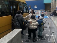 학교 사라진 대구 서변초 조야분교장 학생 8명, 본교 첫 등교