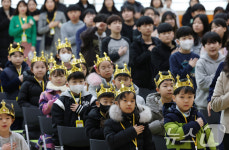 왕관 쓰고  입학식