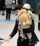 아빠곰엄마곰약방 | 아빠 품 안긴 아기곰