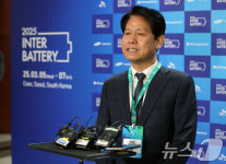취재진 질문에 답하는 박기수 SK온 본부장