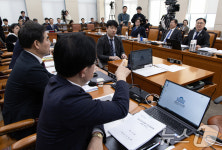 설전 벌이는 이만희·이광희 의원