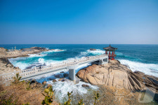 속초 영금정 해돋이정자·보도교 임시폐쇄…안전문제 보수공사 중