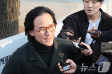답변하는 조현범 회장