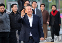 [뉴스1 PICK]구치소 나온 尹 대통령…걸어나와 주먹 불끈