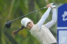 윤이나, 블루베이 LPGA 3R 공동 11위…첫 톱10 진입 도전