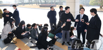 대검 들어와 심우정 검찰총장에 항의하는 시민