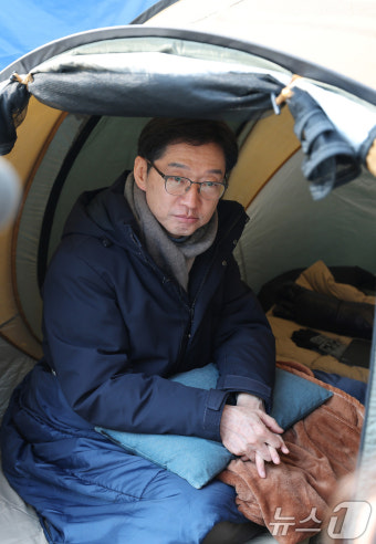 단식 농성 벌이는 김경수 전 경남지사