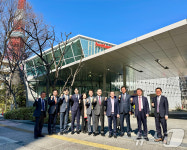 도쿄타워 수소충전소 앞에서 기념촬영하는 한일의원연맹