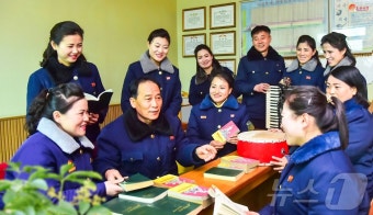 北 평양청년여객열차 승무원들, '빨치산' 도서 읽으며 투쟁정신 강화