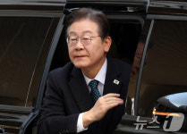 법원으로 향하는 이재명 대표