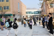 스마트폰 보며 걷지 마세요…행복청, 안전한 등굣길 캠페인 펼쳐