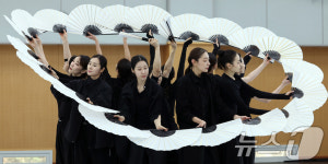 역동적이고 우아한 부채춤