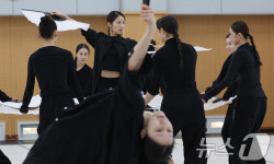 양손 활용한 쌍부채춤