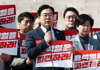 윤석열 조기 파면 촉구 삭발식서 격려 발언하는 박찬대
