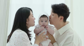 박수홍, 4개월 딸 재이와 첫 가족사진 공개…붕어빵 가족