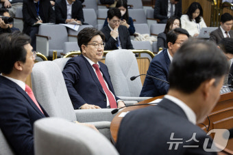국회 정무위 출석한 권성동 원내대표