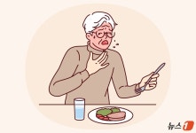 [100세건강] 꿀꺽 대신 사레, 목에 뭔가 걸린 느낌 오면 이 질환