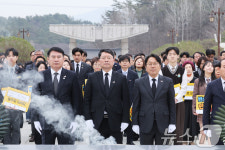 헌화 분향하는 5.18행사위 출범