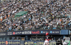 평일에도 불구하고 야구팬들로 붐비는 잠실야구장
