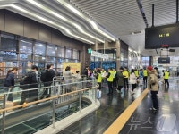 강릉에 어서 오우야…강릉역서 관광객 환영 캠페인