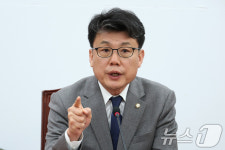 정책현안 기자간담회하는 진성준 정책위의장